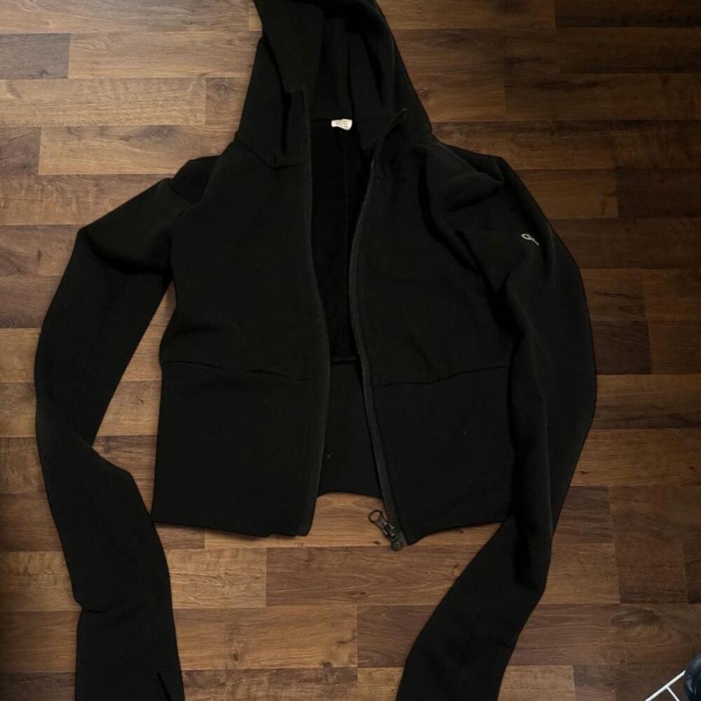 Alo yoga black sway cropped